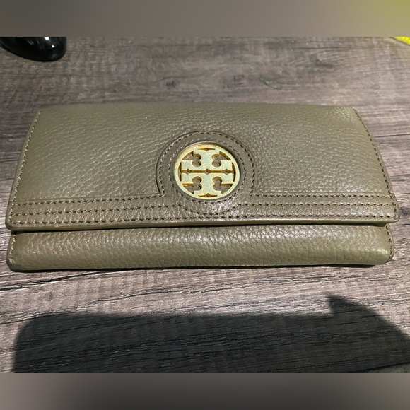 Tory Burch wallet - Picture 1 of 11